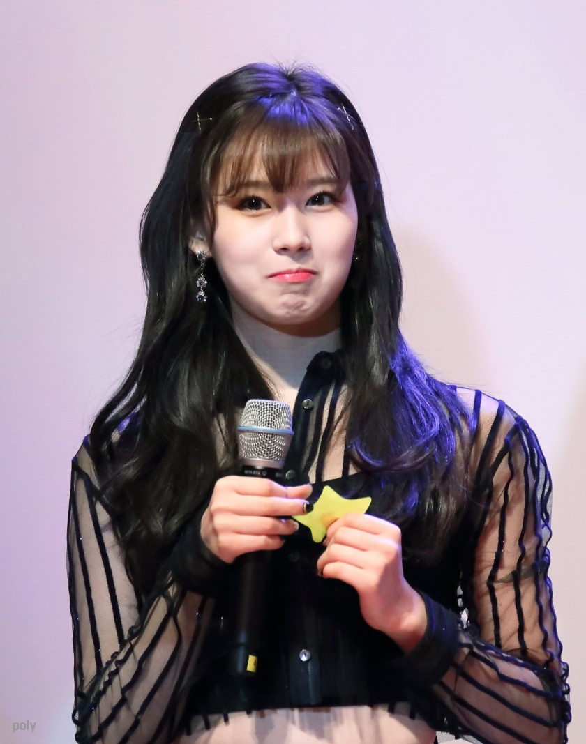 SANA asks for a fan signing event with bangs down