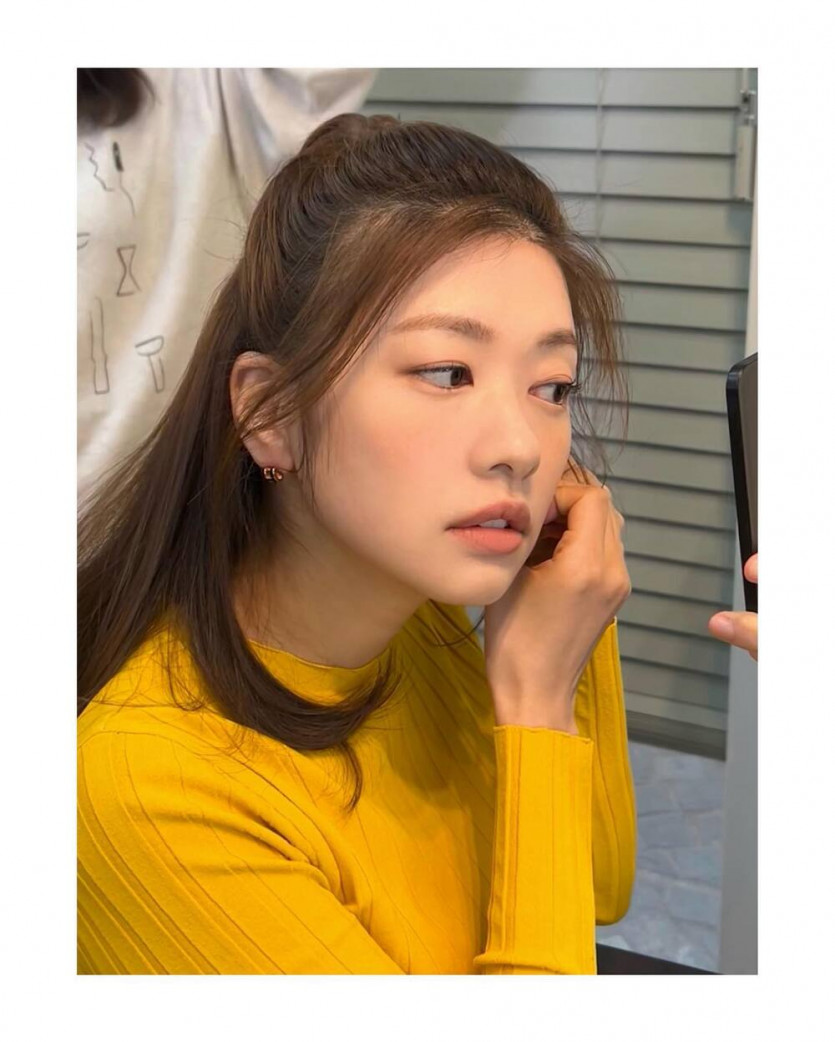 노란 골지티가 봉긋한 정소민