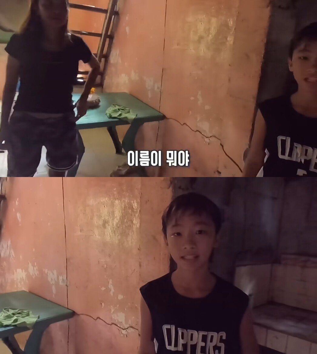 필리핀에서 갑자기 한국말을 하는 아이를 만난 유튜버.jpg