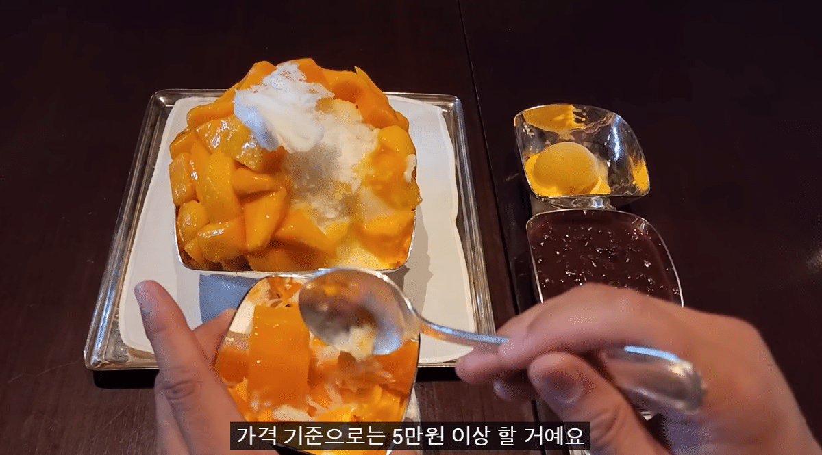 A YouTuber's evaluation of mango shaved ice that costs more than 80,000 won per bowl