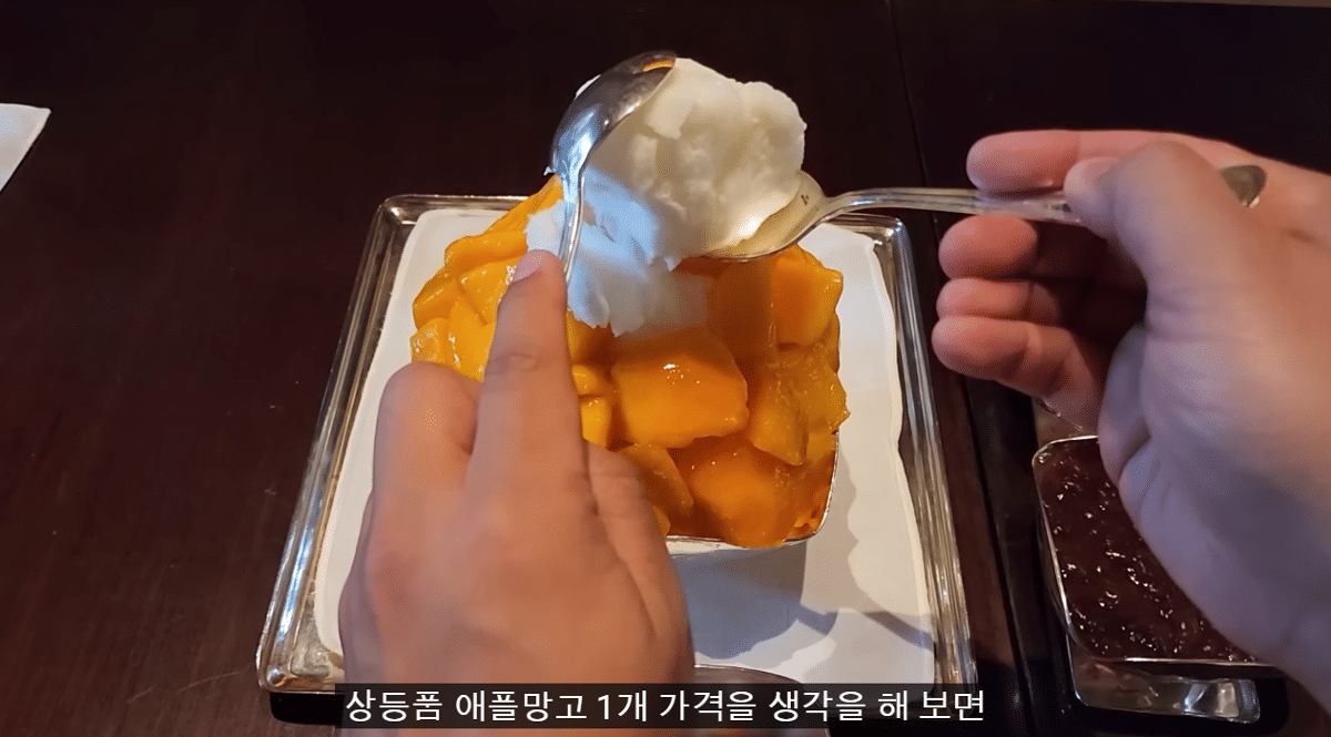 A YouTuber's evaluation of mango shaved ice that costs more than 80,000 won per bowl