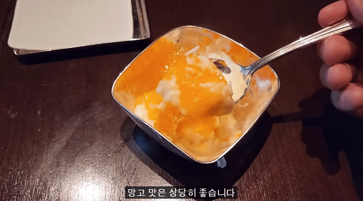 A YouTuber's evaluation of mango shaved ice that costs more than 80,000 won per bowl