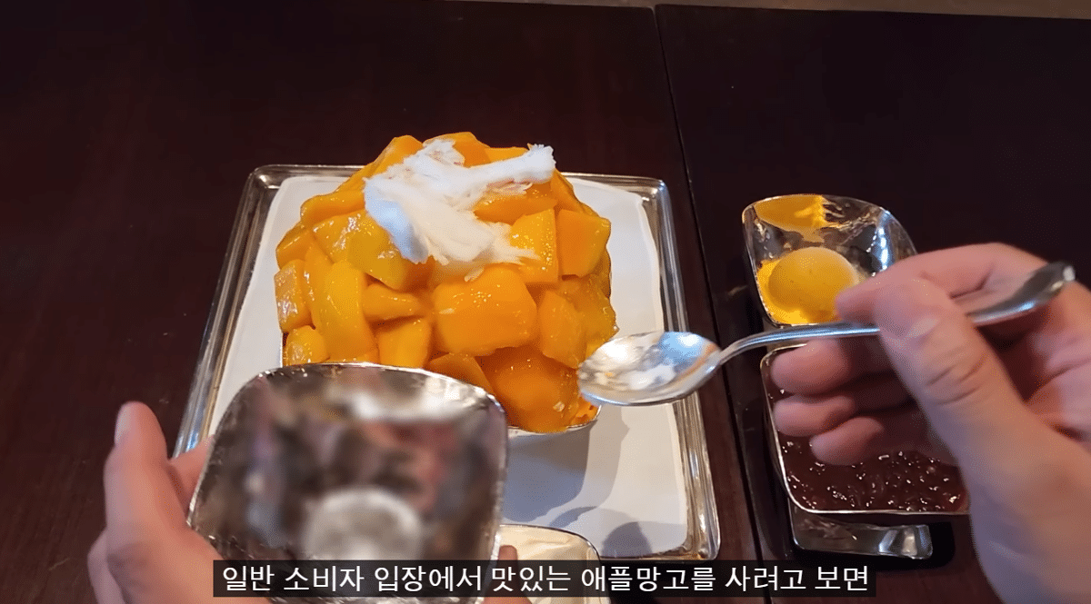 A YouTuber's evaluation of mango shaved ice that costs more than 80,000 won per bowl