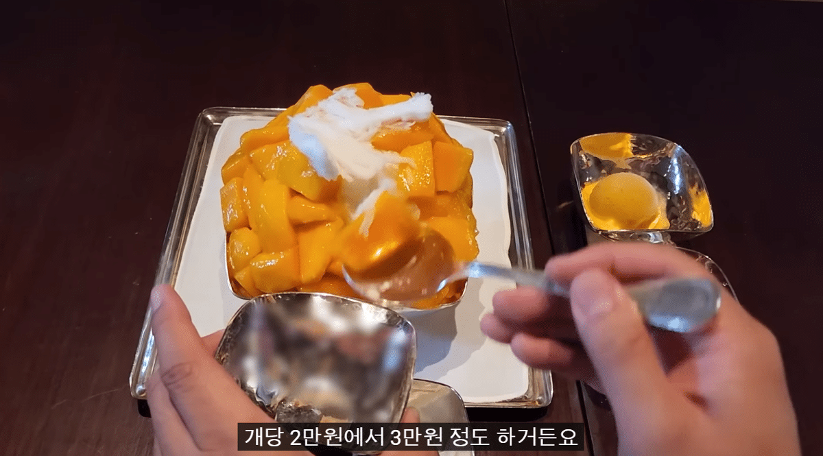 A YouTuber's evaluation of mango shaved ice that costs more than 80,000 won per bowl