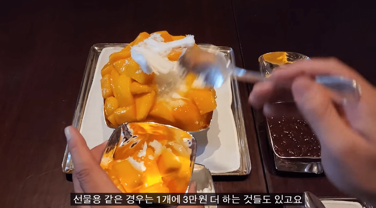 A YouTuber's evaluation of mango shaved ice that costs more than 80,000 won per bowl