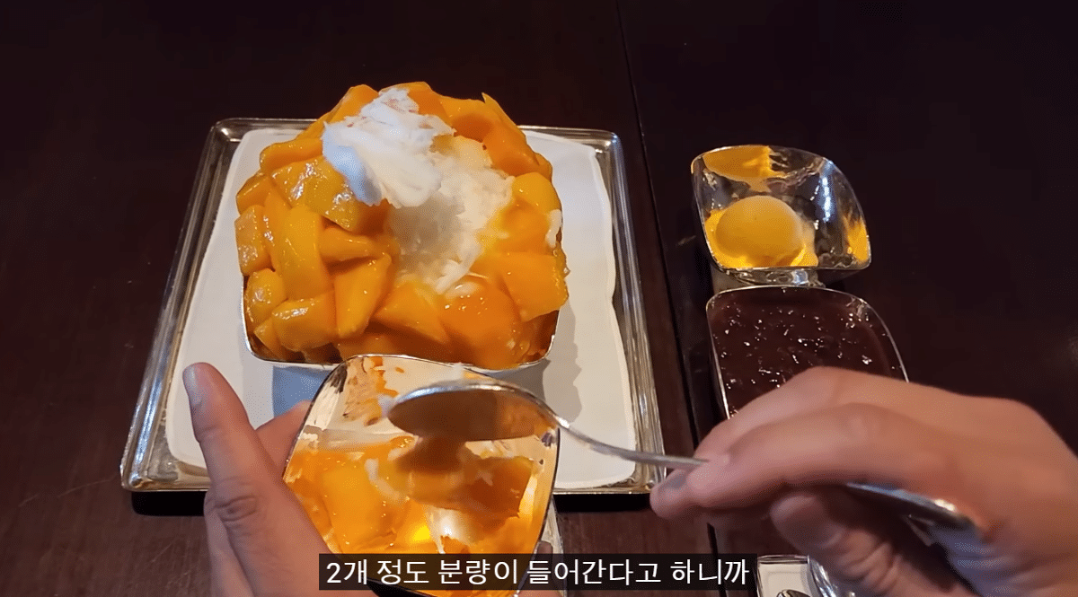 A YouTuber's evaluation of mango shaved ice that costs more than 80,000 won per bowl