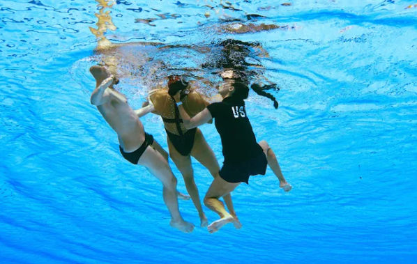기절해서 익사할 뻔한 미국 국대 수영선수를 구조한 코치