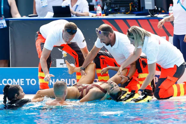기절해서 익사할 뻔한 미국 국대 수영선수를 구조한 코치