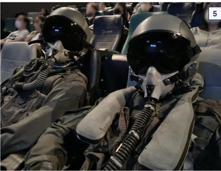 Couple who went to see the top gun wearing pilot clothes
