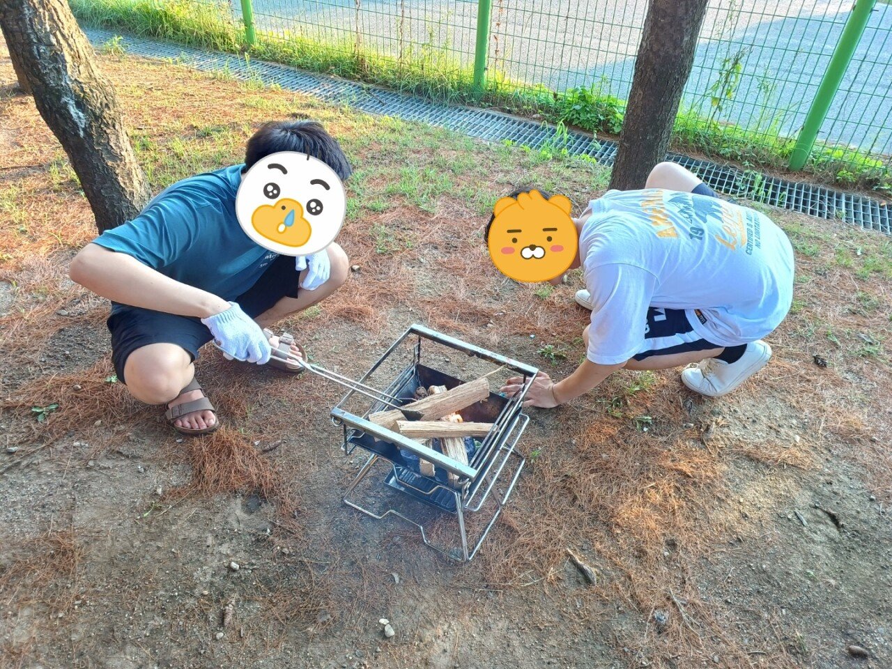 羨ましい友達同士で猛暑に町のキャンプ場