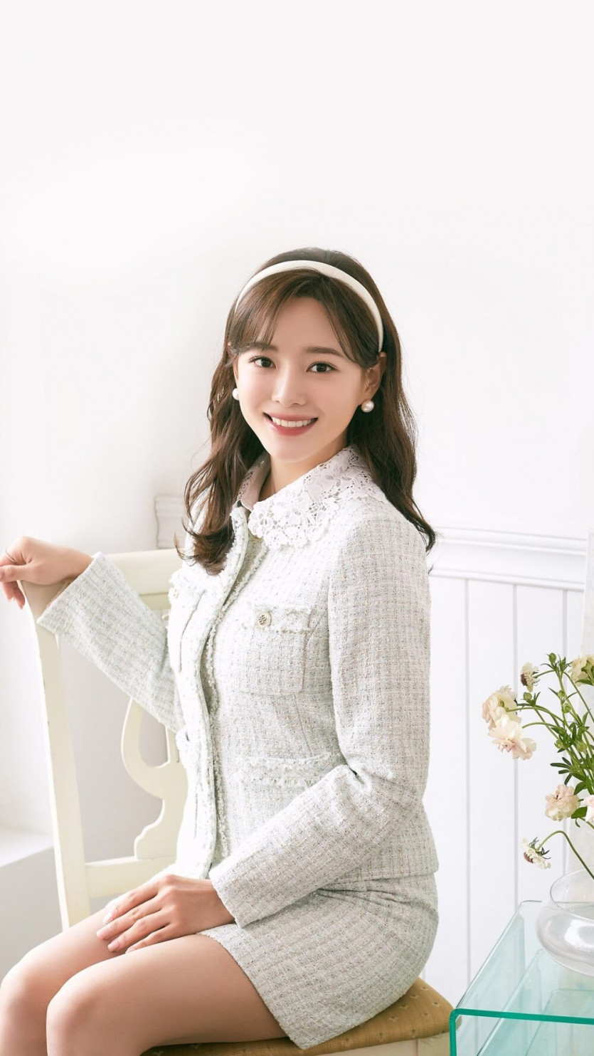 White hairband women's suit Kim Sejeong beauty