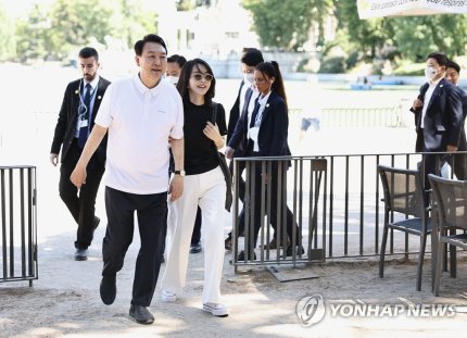 인사비서관 부인 ''나토 동행'', 김여사 지원…""민간인 자원봉사자""