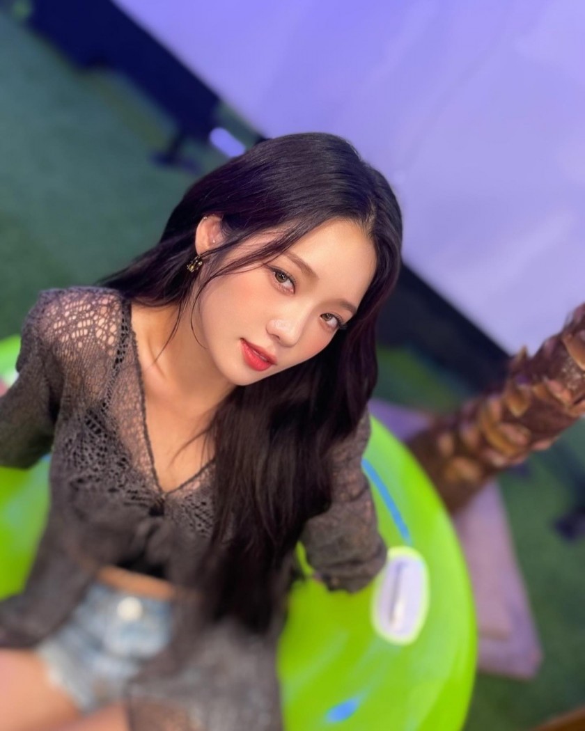 Fromis_9 Roh Jisun with slightly tanned skin