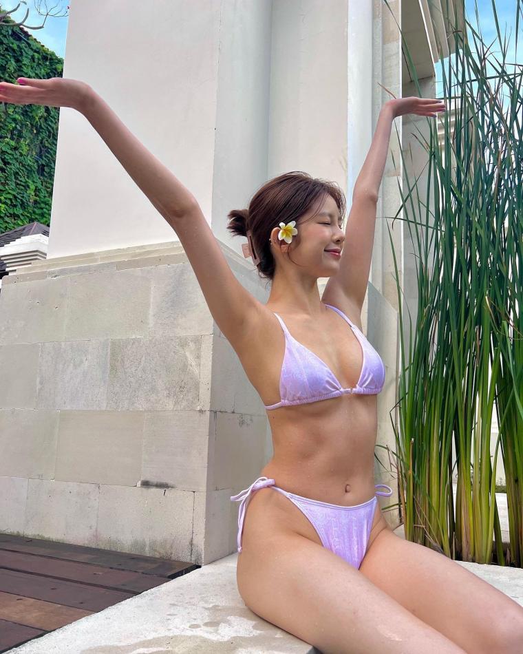 I'm MOMOLAND's Daisy Bikini