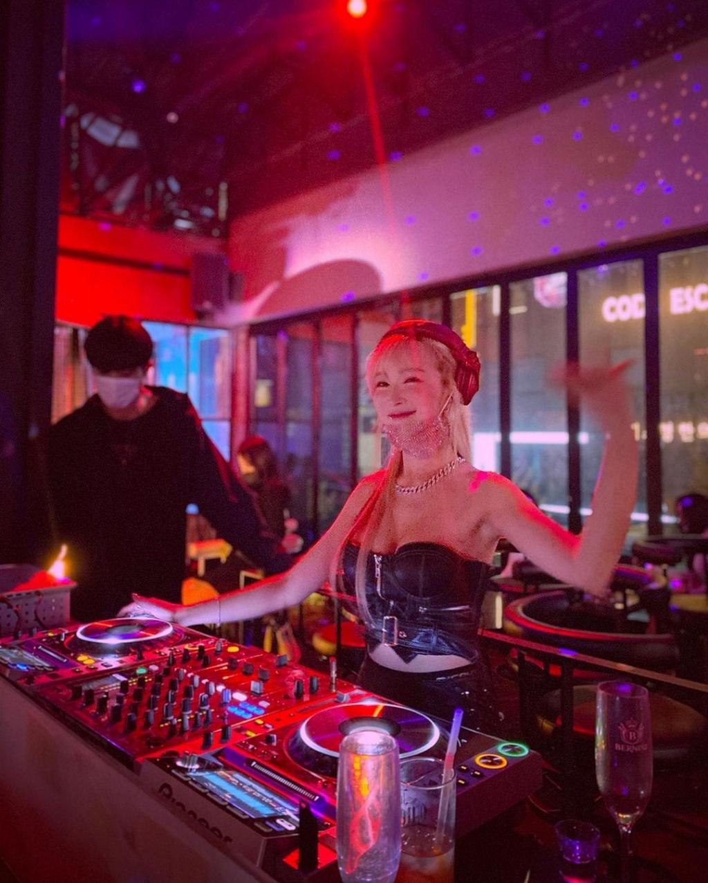 DJ Luna Kim Bikini Level