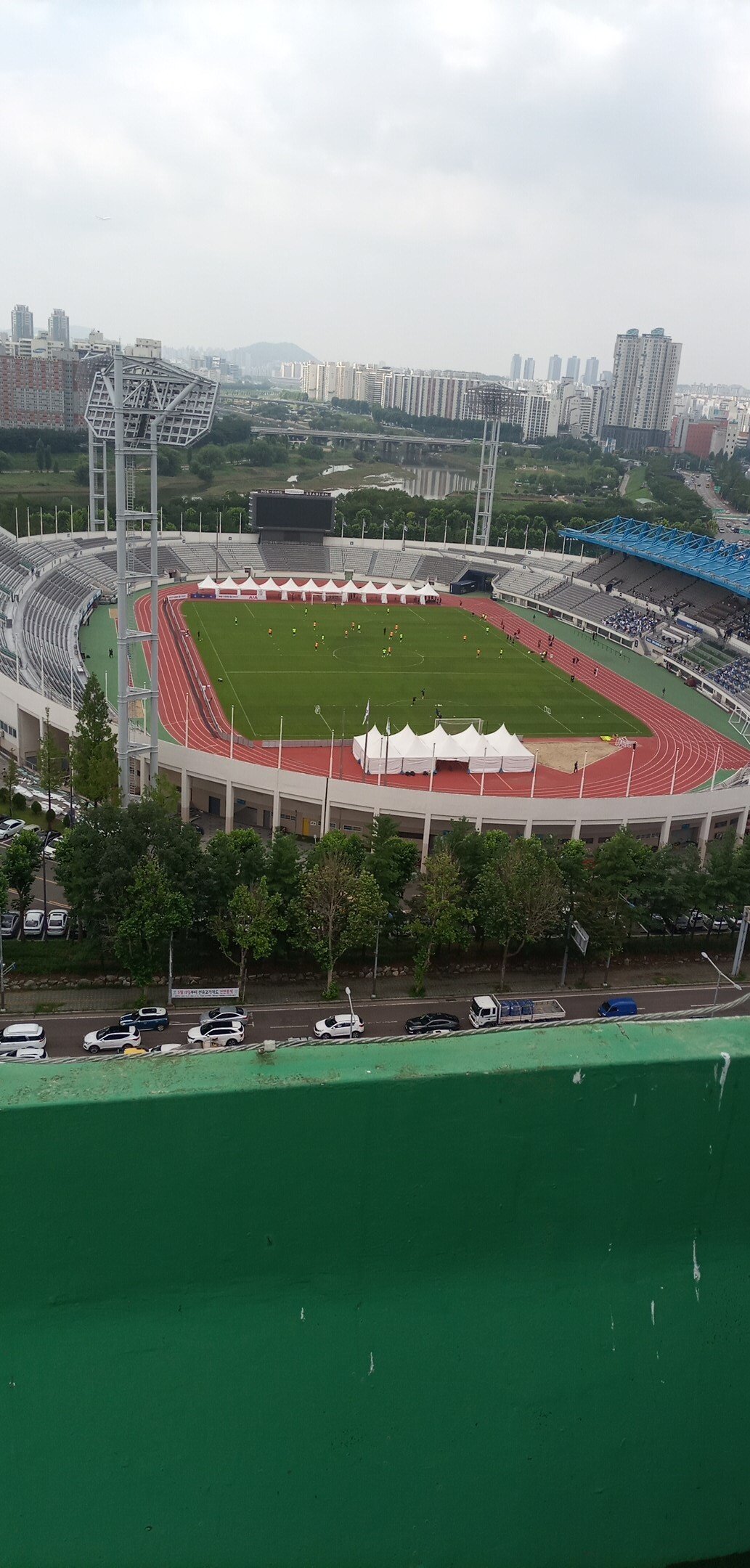 Watching Tottenham training on the roof of a real-time apartment