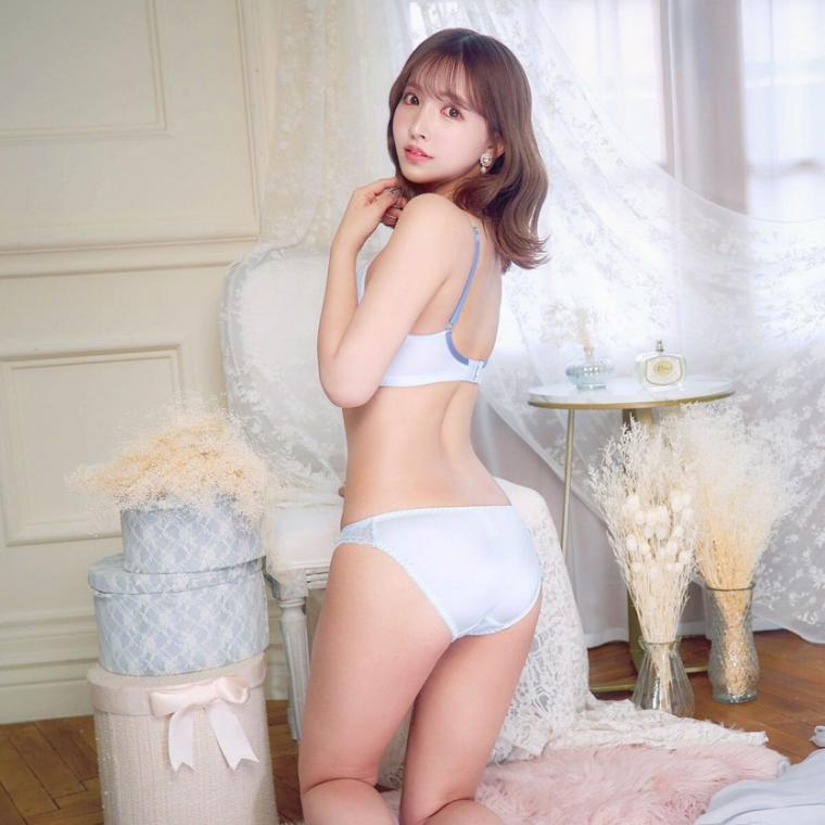 Mikami YooA's lingerie photo shoot