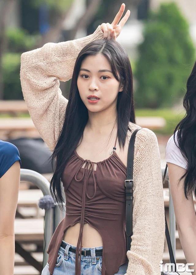 ITZY's RYUJIN goes to work wearing a swimsuit with the bottom cut off