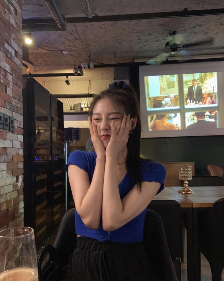 LOVELYZ's Jeong Ye-In with a blue short-sleeved