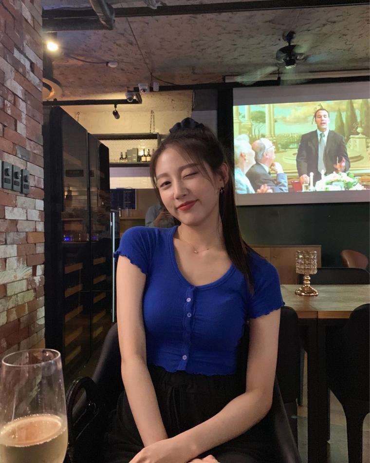 LOVELYZ's Jeong Ye-In with a blue short-sleeved
