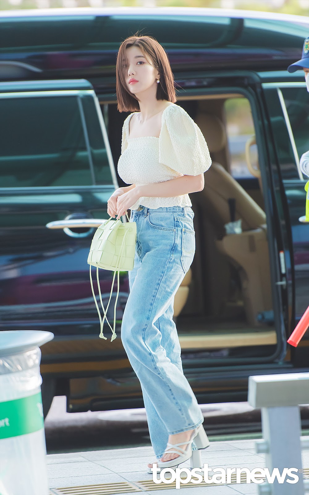 Kwon Eunbi's aggressive volume and beauty is emphasized. Airport fashion legend