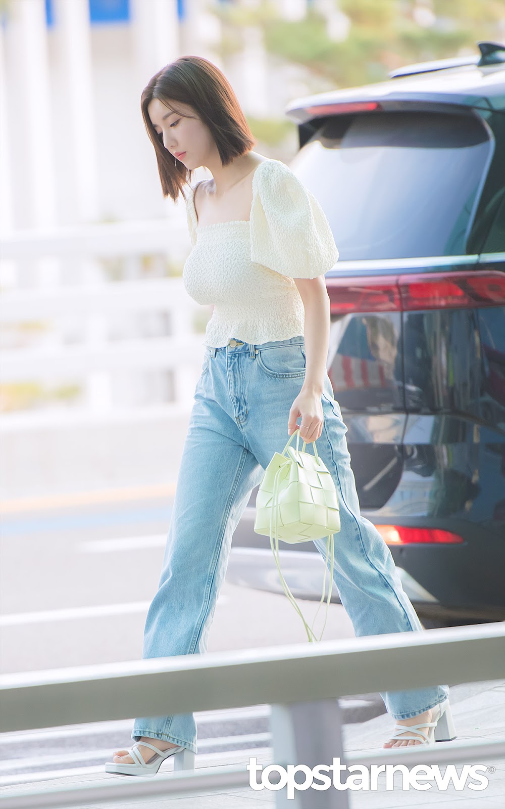 Kwon Eunbi's aggressive volume and beauty is emphasized. Airport fashion legend