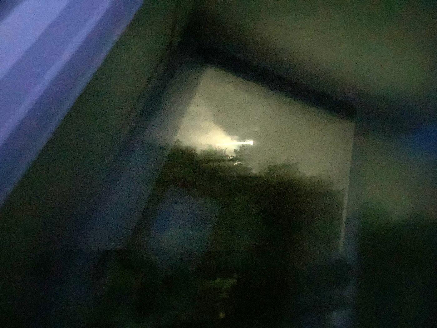 ベッドに横になって月を見てたんですが幽霊が映ってました。