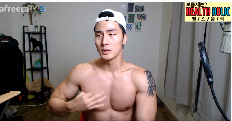 King Mal, a health YouTuber who gives numbers only to men at the gym