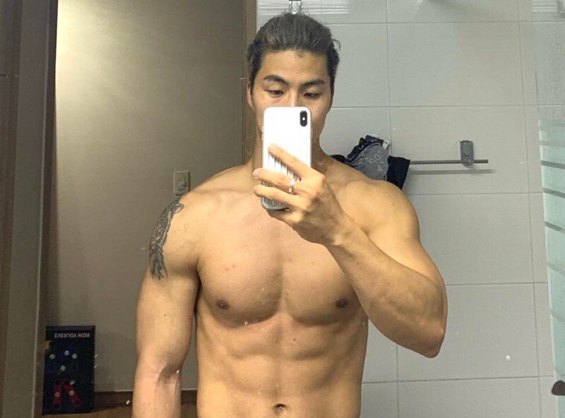 King Mal, a health YouTuber who gives numbers only to men at the gym