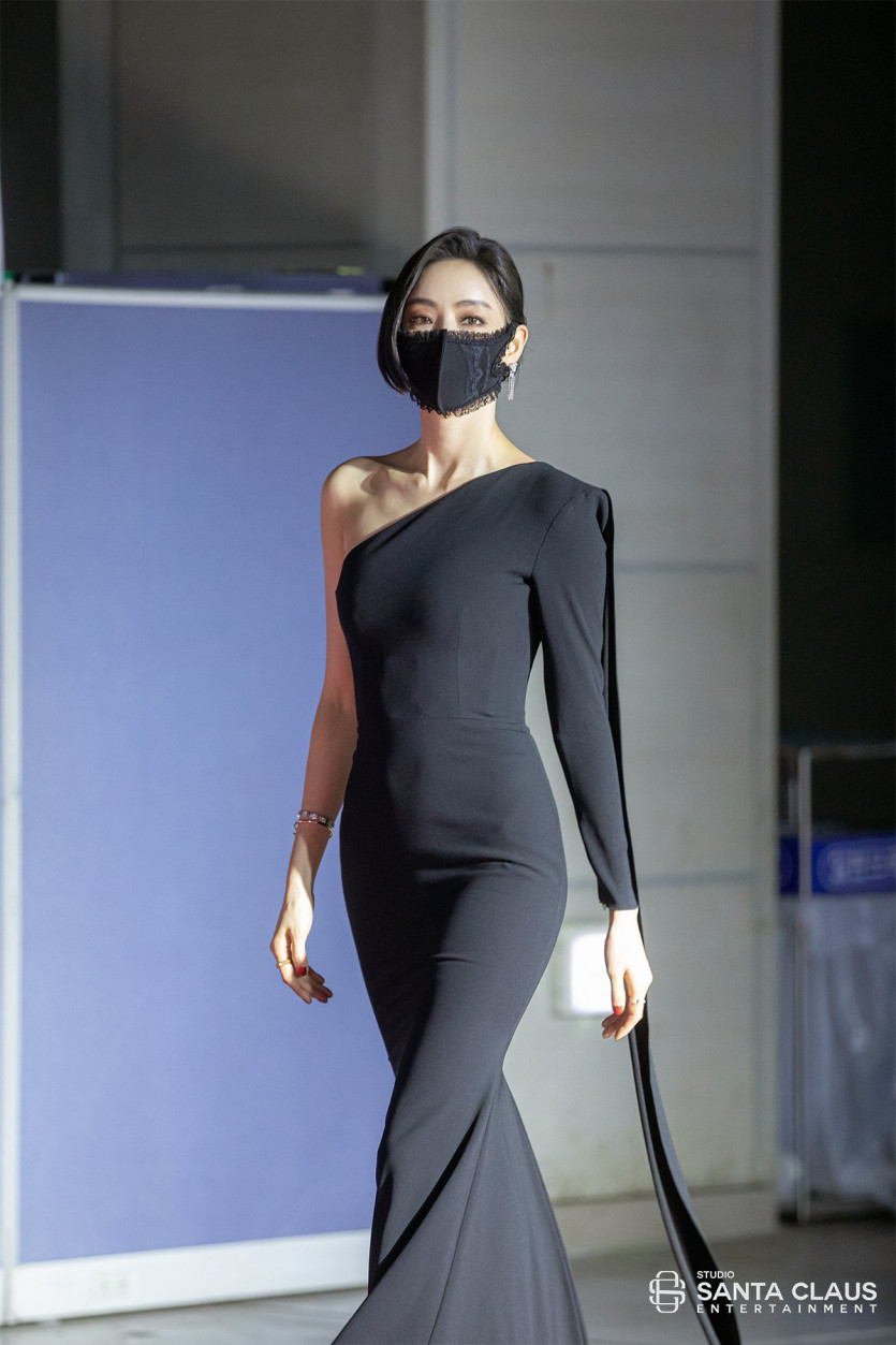 Lee Dahee wearing a black mask