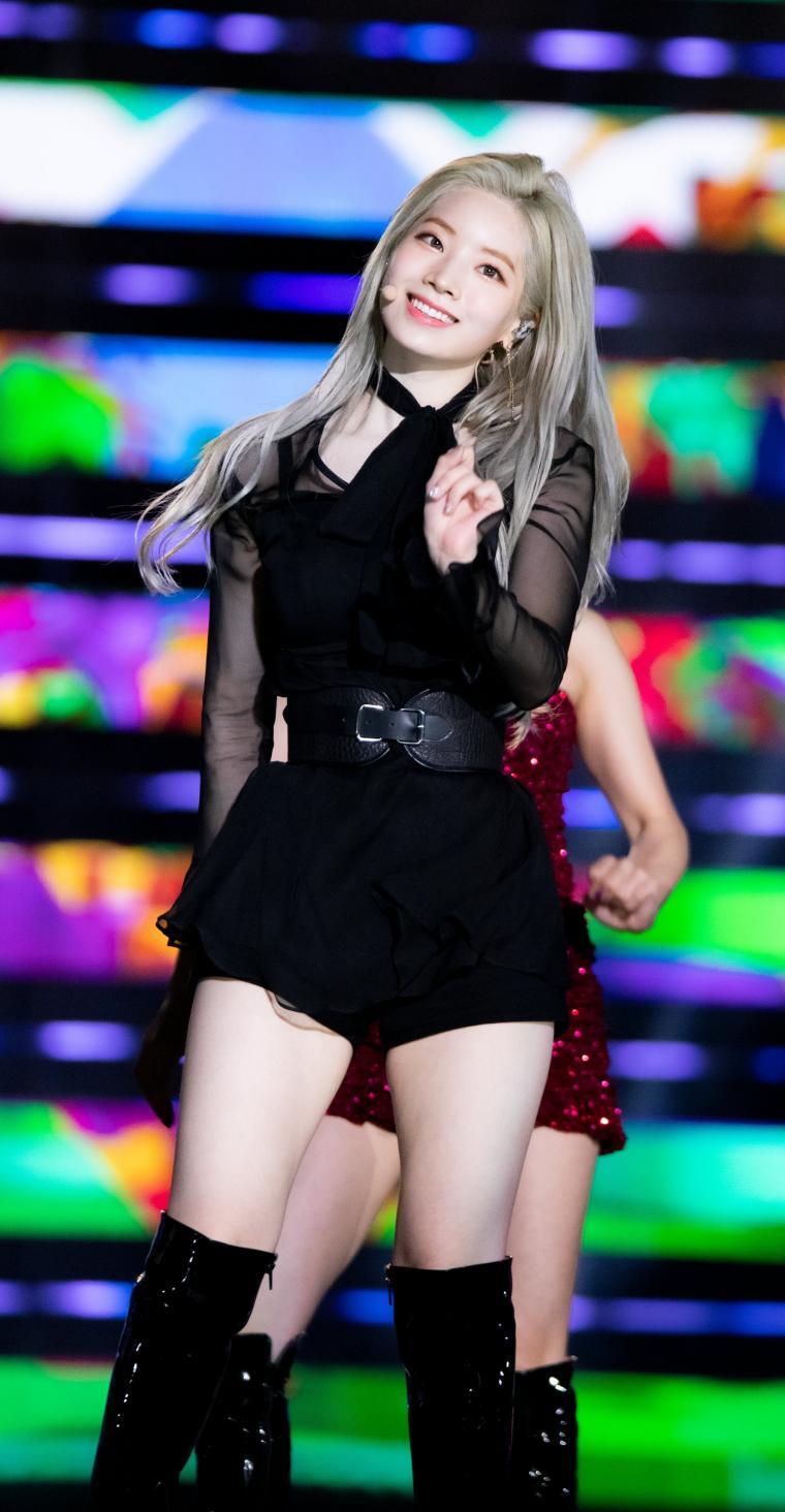 White thigh TWICE DAHYUN’s black outfit – Charles's Issue & Humor