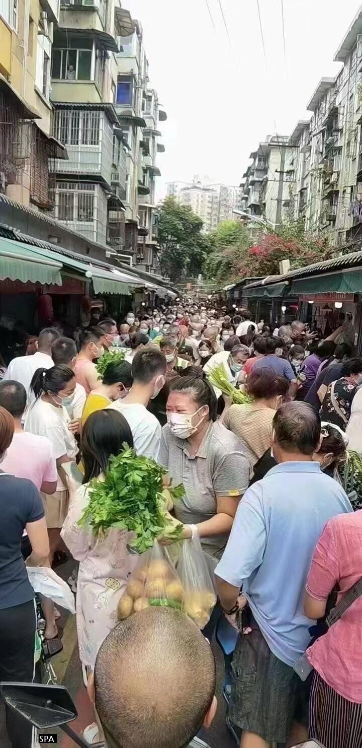 2100万都市成都封鎖前に食糧を買いだめする中国人