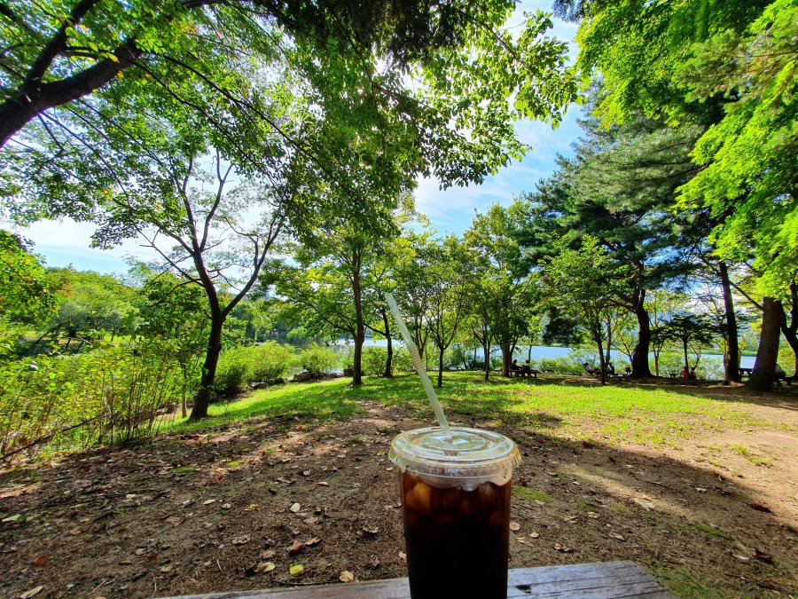 호숫가에서 편의점 커피 마시며 망중한 즐기기.jpg
