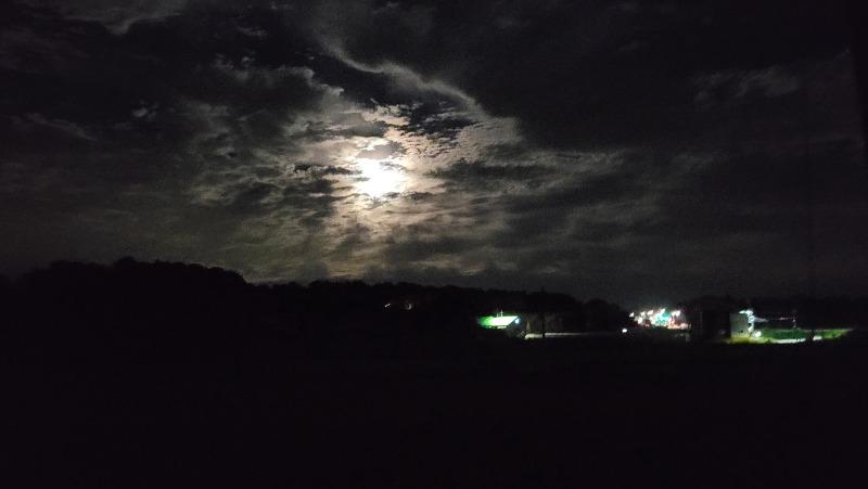 추석 전날 밤에 찍은 달 사진