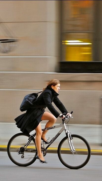 自転車に乗る妻子たちの圧力