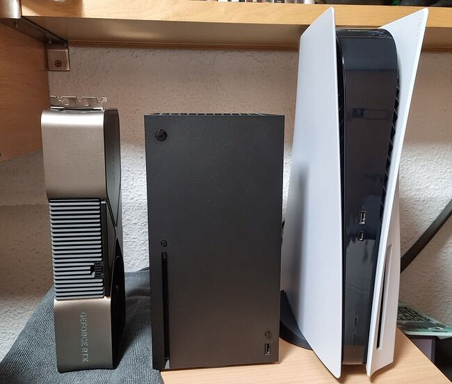 RTX4090과 콘솔 게임기 크기 비교