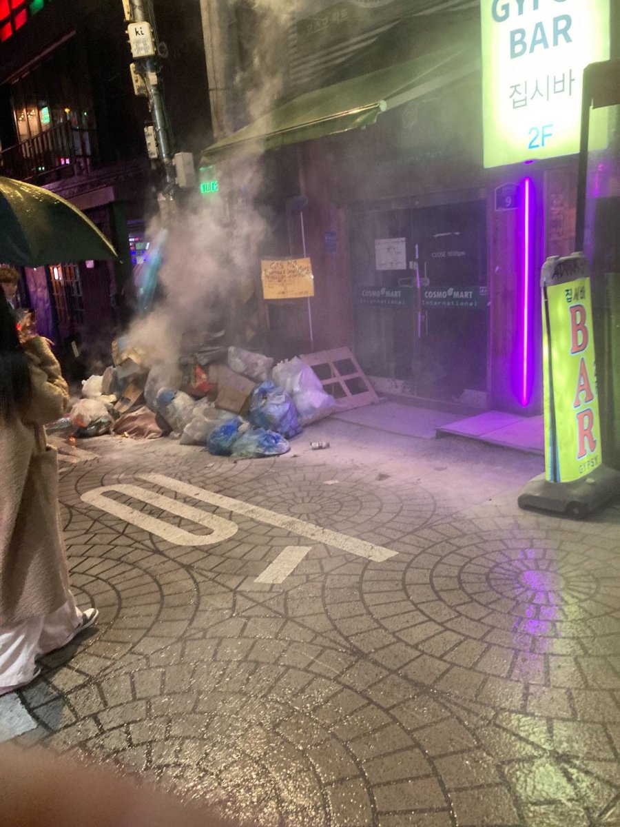이태원에서 길거리 쓰레기더미에서 불붙은 장면을 목격한 일본인.jpg