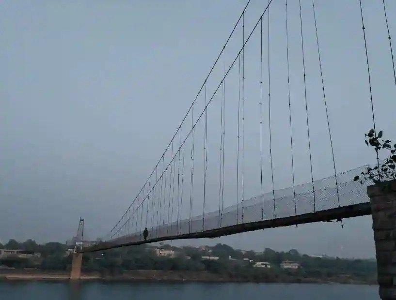 崩壊したインドの橋の本来の姿