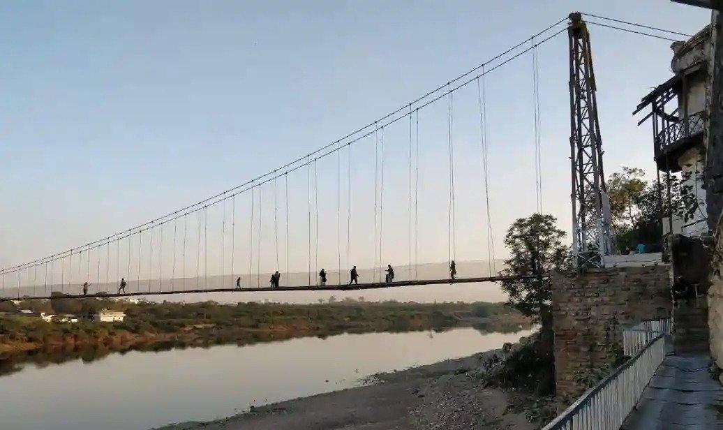 崩壊したインドの橋の本来の姿