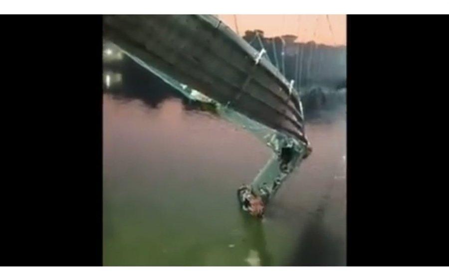 インドの橋崩壊後400人の川に墜落