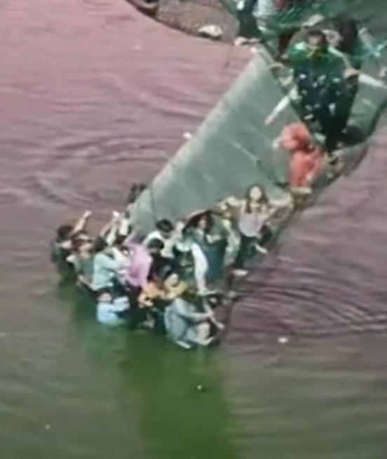 速報、インドのグジャラート橋崩壊死傷者数百人が予想