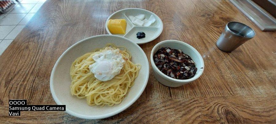 遅めにカンジャージャー麺を食べます。