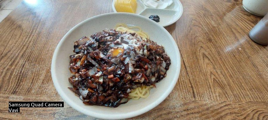 遅めにカンジャージャー麺を食べます。