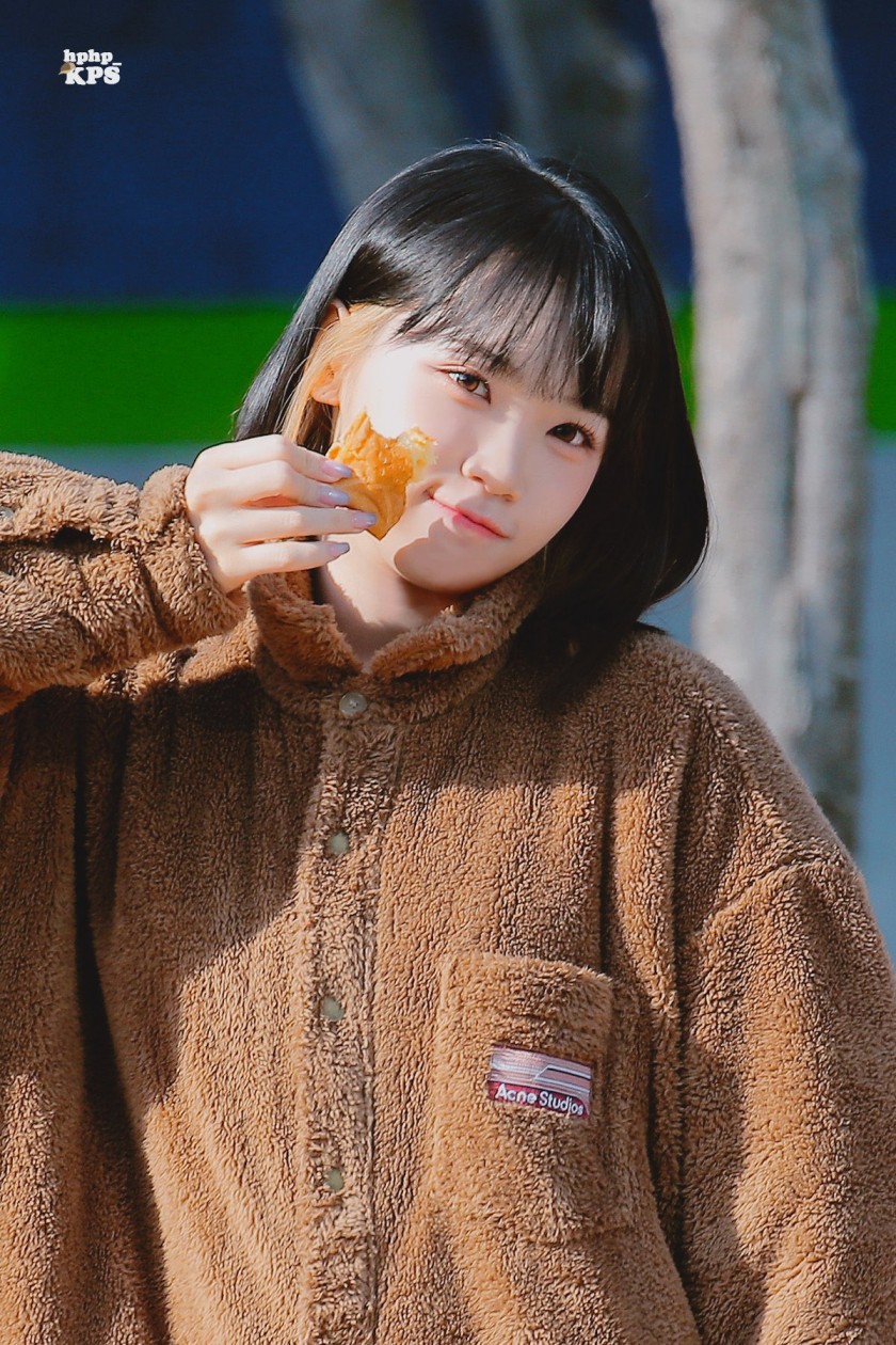 붕어빵 먹는게 귀여운 르세라핌 김채원