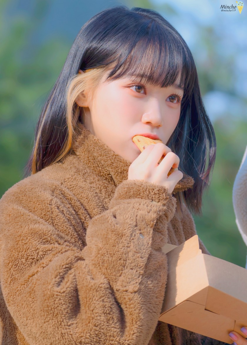 붕어빵 먹는게 귀여운 르세라핌 김채원