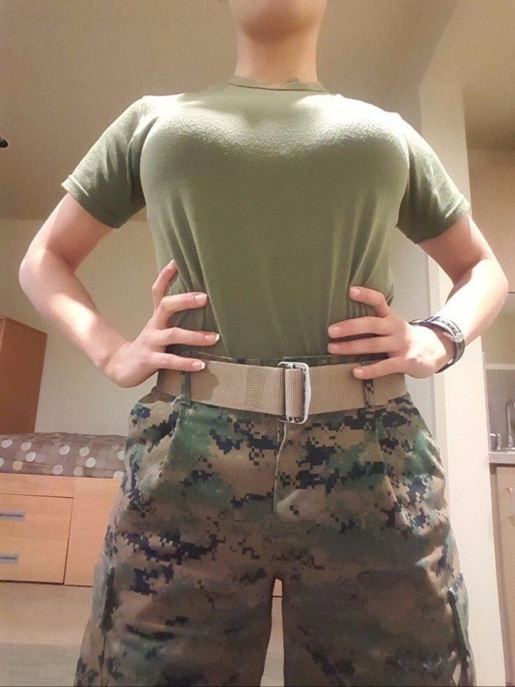 服を脱ぐ女軍