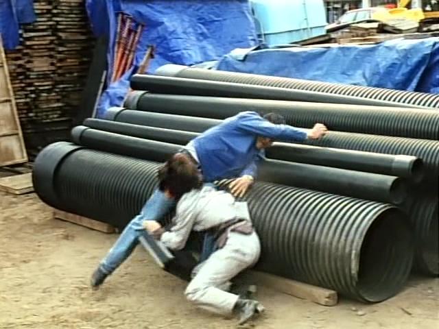 映画キャプチャー1995年男が女を殴る場面