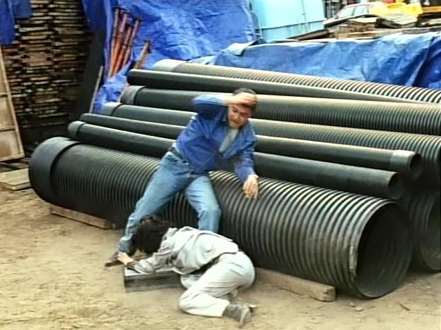映画キャプチャー1995年男が女を殴る場面