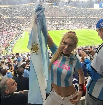 アルゼンチンの象脱女の上着を着た写真