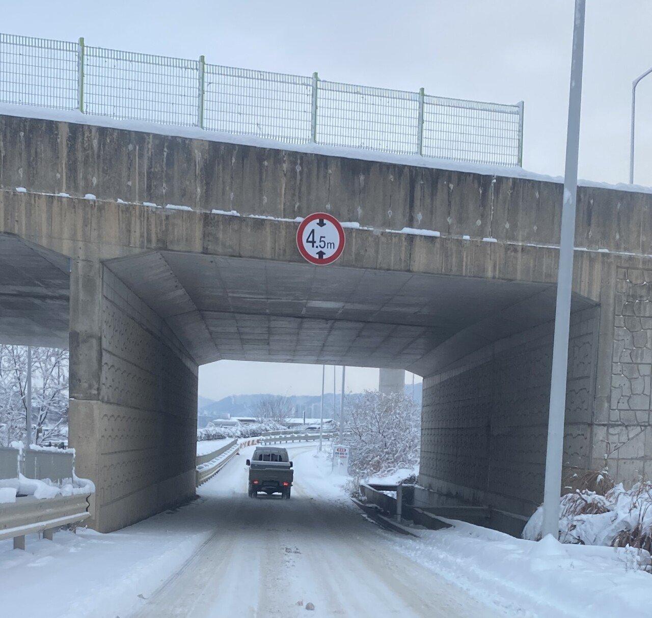凍った道をめぐる議論後、全州の道路状況